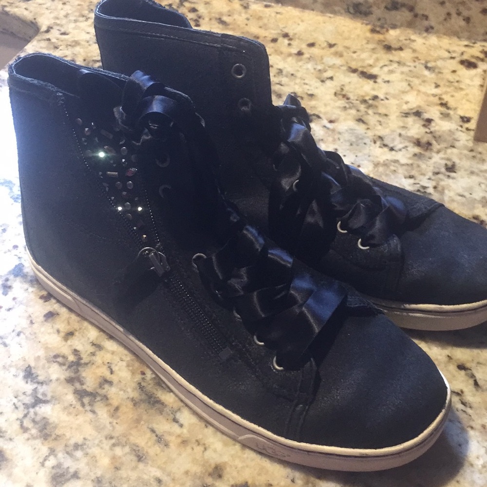 Shoes - Picture 2 of 5
